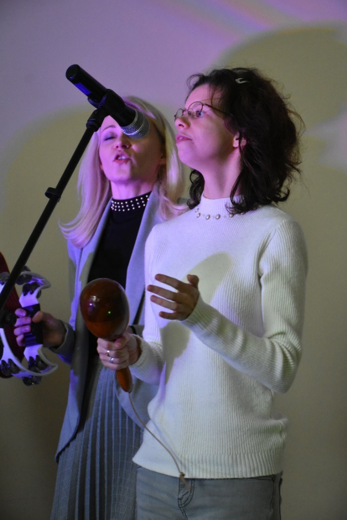 Dwie artystki grające na instrumentach i śpiewające do mikrofonu