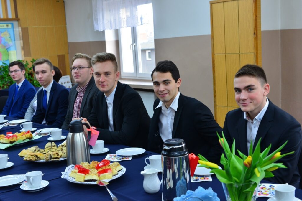 Uczniowie ZSZ w Starogardzie Gdańskim siedzący przy stole
