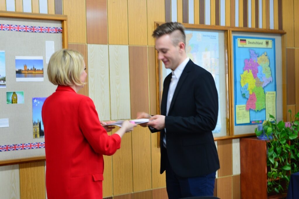 Przekazywanie dokumentów jednemu z uczniów ZSZ w Starogardzie Gdańskim