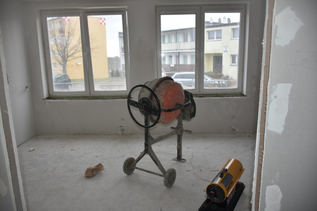 betoniarka i dmuchawa stojące w jednym z remontowanych pomieszczeń