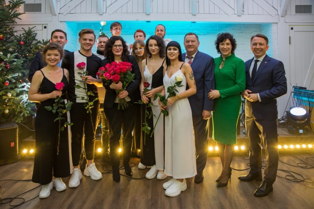 Zdjęcie grupowe reprezentacja zarządu powiatu, prezydent Gdańska A.Dulkiewicz i zespół muzyczny