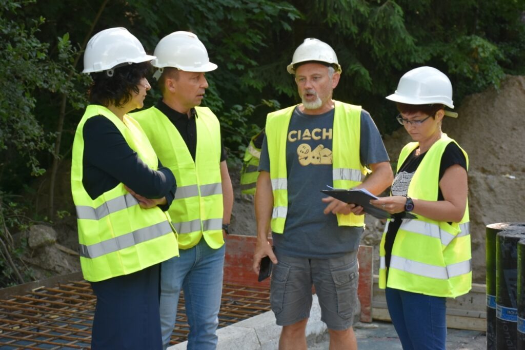 Delegacja zarządu powiatu w czasie wizyty na budowie