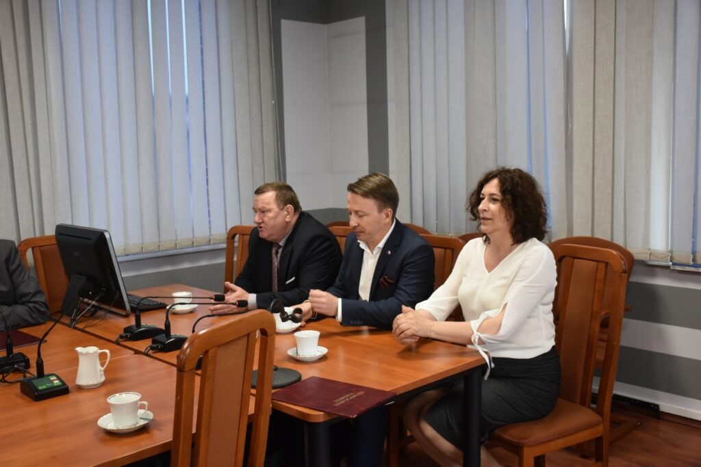 Reprezentacja zarządu Powiatu Kazimierz Chyła, Wioleta Strzemkowska-Konkolewska, Patryk Gabriel siedząca przy stole