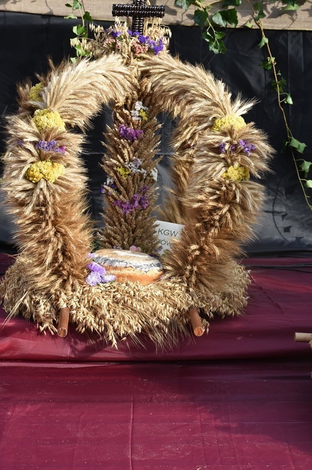 Jedna z dekoracji dożynkowych zawierająca kłosy, motyw krzyża i chleb