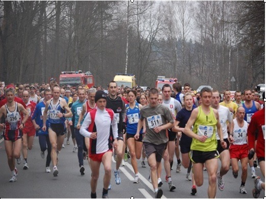Uczestnicy maratonu w trakcie biegu