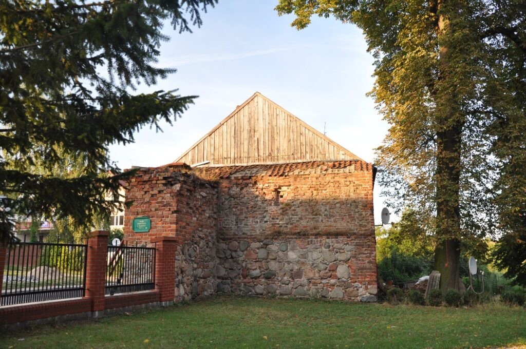 Fragmenty kamiennych murów obronnych z XIV wieku w Skarszewach, fot. Karolina Bławat